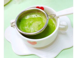 6、8+补铁双色蛋羹,过滤到小碗里