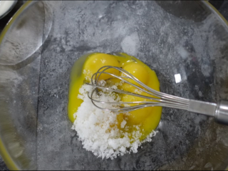 2、斑马条纹戚风蛋糕(超详细8寸版),20克砂糖加入蛋黄中