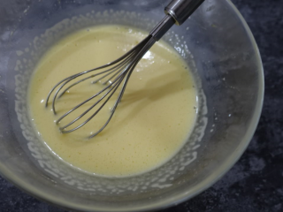 5、斑马条纹戚风蛋糕(超详细8寸版),搅拌的时候可以不用规律,顺时针,逆时针,都可以!5分钟左右至乳化状态,看到细腻粘稠的状态,打蛋器划过会有阻力,略有纹路就ok了。