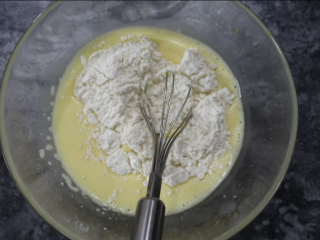 6、斑马条纹戚风蛋糕(超详细8寸版),筛入80克低筋面粉,过筛的目的是为了让面粉接入更多的空气,蛋糕体积更蓬松。