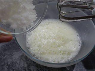 8、斑马条纹戚风蛋糕(超详细8寸版),开始打发蛋白霜,分三次加入糖。刚开始有大气泡加入1/3。