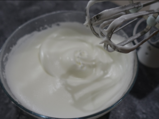 11、斑马条纹戚风蛋糕(超详细8寸版),打发至干性发泡,提起打蛋头尾端垂直即可。