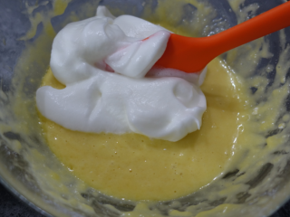 12、斑马条纹戚风蛋糕(超详细8寸版),蛋白霜取1/3加入蛋黄糊,翻拌均匀(翻拌手法文末有说明)