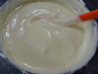 13、斑马条纹戚风蛋糕(超详细8寸版),将翻拌好的蛋黄糊倒入剩余的蛋白霜里,翻拌均匀,