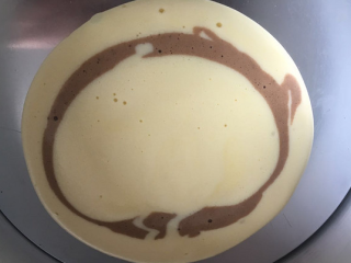 16、斑马条纹戚风蛋糕(超详细8寸版),模具里先放入一勺白面糊,再放入一勺可可面糊(可可面糊的勺子稍微小一点)可可面糊比白面糊密度大,容易沉底,这个过程尽量要快。