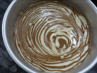 17、斑马条纹戚风蛋糕(超详细8寸版),全部放完,模具8分满,然后用力震两下模具,可以消除大气泡。