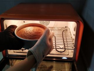 19、斑马条纹戚风蛋糕(超详细8寸版),出炉啦!如果担心没有熟透,可以结束前10分钟左右用牙签试一下