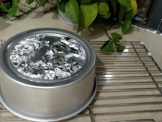 20、斑马条纹戚风蛋糕(超详细8寸版),出炉之后在操作台上方40cm高度将蛋糕模摔一下,然后倒扣晾凉;