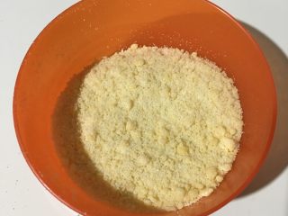 2、水果玛芬蛋糕,金宝酥粒：将冷藏的黄油切丁，与细砂糖、杏仁粉、中筋面粉混合到盆中，因为手会有温度，而且黄油比较黏，建议带一次性手套进行捏、搓，或可以用电动打蛋器搅打成细颗粒状即可，备用