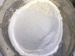 5、水果玛芬蛋糕,将中筋面粉、细砂糖、盐、泡打粉倒入B盆搅拌均匀，并将其倒入A盆，搅拌均匀