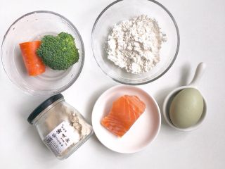 1、三文鱼杂蔬小方,准备食材如上图