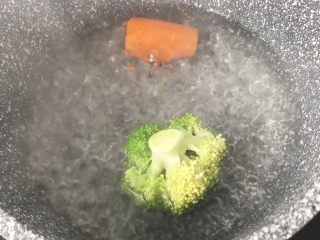 2、三文鱼杂蔬小方,胡萝卜、西兰花焯水捞起