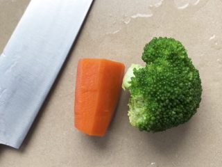 3、三文鱼杂蔬小方,放入案板上切碎