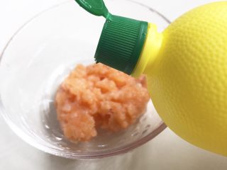 4、三文鱼杂蔬小方,三文鱼剁碎，加入少许柠檬汁或者柠檬片腌制片刻去腥