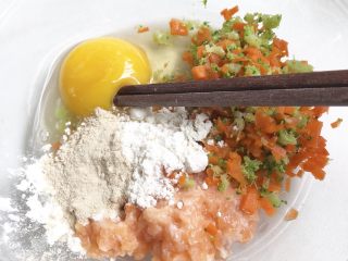 6、三文鱼杂蔬小方,用筷子搅拌，使所有食材混合均匀