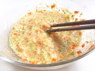 7、三文鱼杂蔬小方,搅拌好的糊状为粘稠