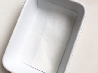 8、三文鱼杂蔬小方,容器内铺一层油纸，或者刷一层薄油，为的是方便脱膜