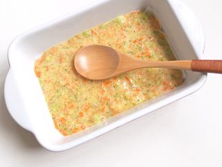 9、三文鱼杂蔬小方,倒入模具，用勺背抹平表面