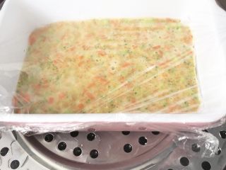 10、三文鱼杂蔬小方,盖上保鲜膜，放入蒸锅蒸20分钟