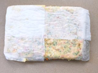 12、三文鱼杂蔬小方,放入切熟食的案板上，撕掉油纸，切成小方块