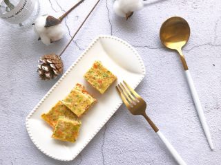 13、三文鱼杂蔬小方,一道香软嫩的杂蔬小方完成了。吃不完的可以冷冻保存，要吃之前蒸热即可