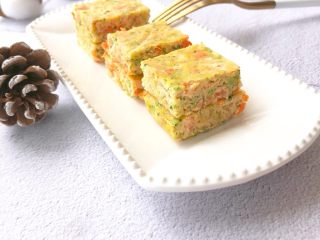 14、三文鱼杂蔬小方,蔬菜可以根据宝宝的咀嚼能力来剁碎，有一点颗粒感可以锻炼宝宝的咀嚼