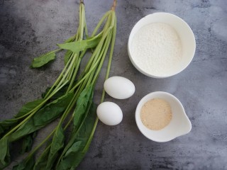 1、快手早餐～菠菜鸡蛋饼,首先准备好食材：菠菜、面粉、鸡蛋、水、盐、虾皮粉