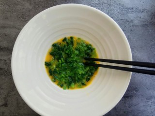 7、快手早餐～菠菜鸡蛋饼,菠菜放入蛋液中