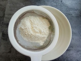 11、快手早餐～菠菜鸡蛋饼,筛入面粉