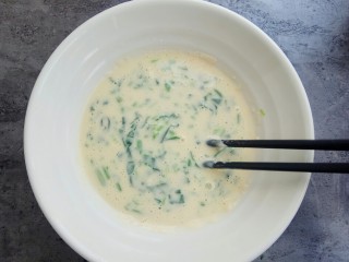 12、快手早餐～菠菜鸡蛋饼,搅拌城糊状