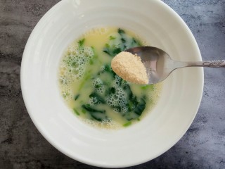 10、快手早餐～菠菜鸡蛋饼,放入半勺虾皮粉
