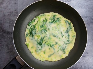 15、快手早餐～菠菜鸡蛋饼,等到面糊凝固后再翻面煎一下