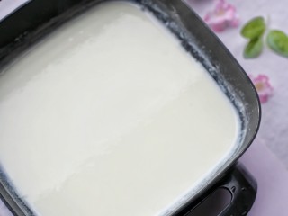 6、香甜爽滑的芒果牛奶布丁,一边搅一边小火加热，至到白糖和吉利丁粉完全融化即可，不用煮开，否则会影响凝结能力。