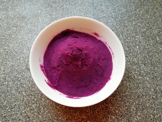 1、紫薯馅老婆饼,蒸好的紫薯趁热用勺子压成紫薯泥。