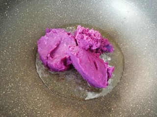 2、紫薯馅老婆饼,不粘锅放玉米油烧热，倒入紫薯泥，小火翻炒至紫薯泥和玉米油完全融合。