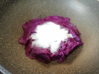 3、紫薯馅老婆饼,加入细砂糖继续小火翻炒。