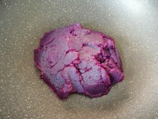 4、紫薯馅老婆饼, 直至细砂糖完全融化，紫薯泥能抱成一团的时候关火，盛出紫薯馅晾凉备用。