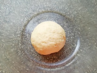 5、紫薯馅老婆饼,油皮所有食材放在一起，揉成面团，盖上保鲜膜松弛20分钟。