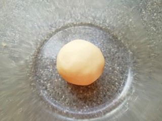 6、紫薯馅老婆饼,油酥两种食材放在一起，揉捏成团。