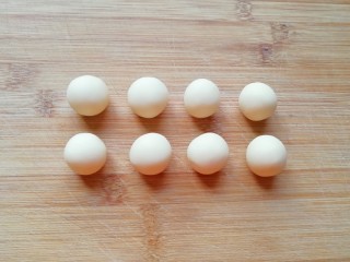7、紫薯馅老婆饼,将油酥分成8小份(一份是7.5g左右)。
