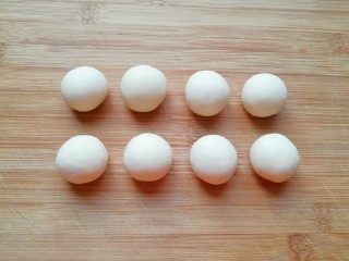 8、紫薯馅老婆饼,将松弛好的油皮面团分成8小份(一份是12g左右)，盖上保鲜膜备用。