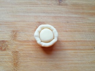 10、紫薯馅老婆饼,用虎口慢慢向上推挤收口。