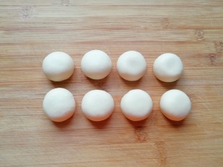 11、紫薯馅老婆饼,收口朝下摆放，所有的面团包好以后盖上保鲜膜备用。