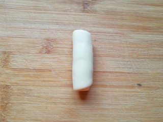 13、紫薯馅老婆饼,卷起来收口朝下摆放。