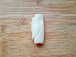 14、紫薯馅老婆饼,全部完成第一次擀卷以后，开始进行第二次擀卷，收口朝上压扁，擀成牛舌状。