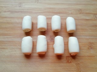 16、紫薯馅老婆饼,完成第二次擀卷以后盖上保鲜膜松弛15分钟。