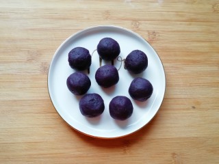 17、紫薯馅老婆饼,将紫薯馅分好搓圆(一个15g左右)。