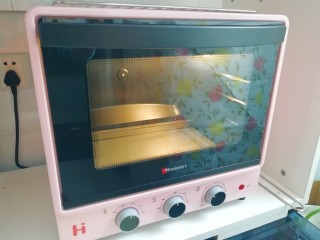 18、紫薯馅老婆饼,烤箱上下管180度预热。