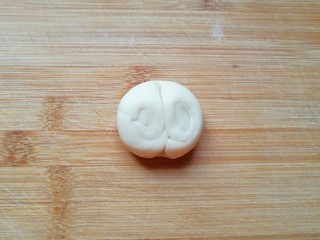 20、紫薯馅老婆饼,整理成圆形擀成饼皮。