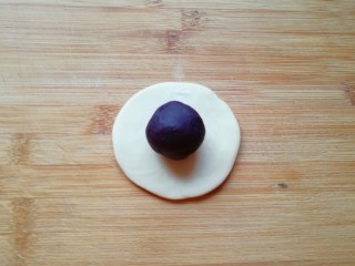 21、紫薯馅老婆饼,放上紫薯馅。